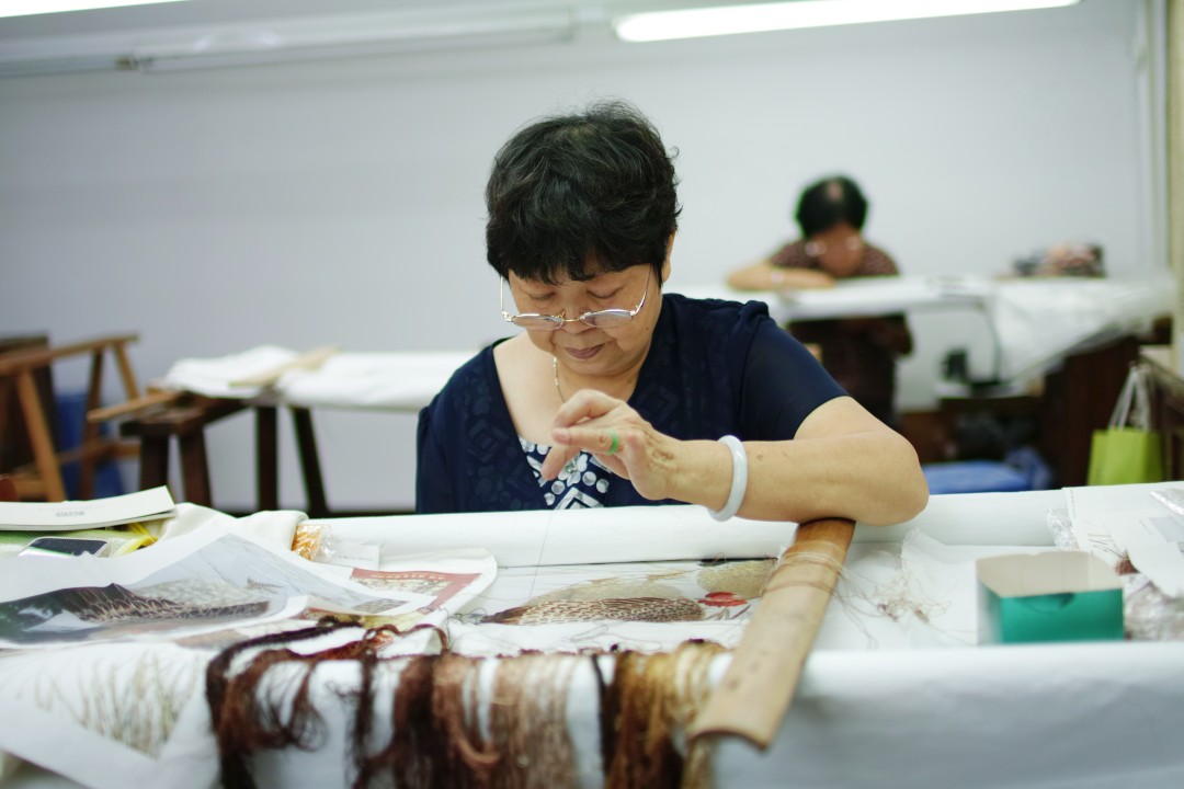 王维宣20220808伍洁仪 广绣艺人运用精湛的刺绣技艺 (3)