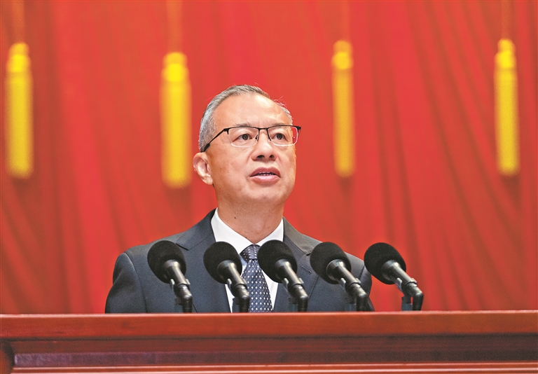 李贻伟代表政协第十四届广州市委员会常务委员会，向大会报告工作