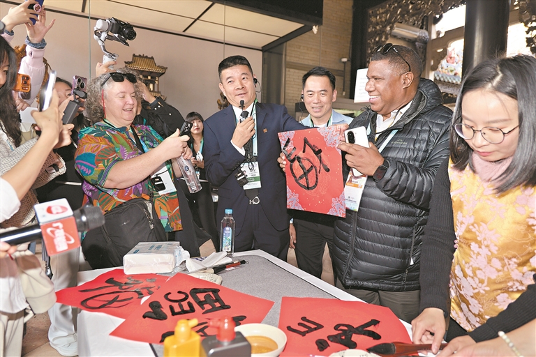 送福听粤剧 APEC嘉宾体验西关风情