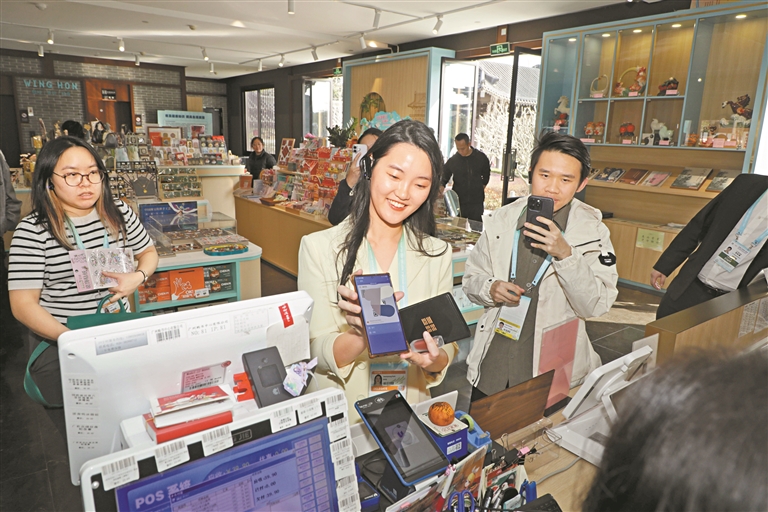 APEC嘉宾在留言本上执笔抒怀 广州之行充满愉快、温暖和浪漫