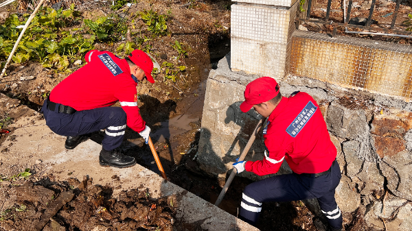 南沙区红棉应急救援队进行清淤作业.JPG