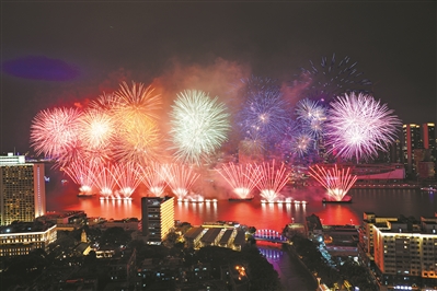 马跃花城天为幕 光映湾区笑满江