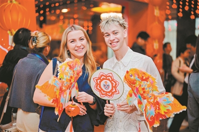 元宵节国际友人进村看巡游吃盆菜