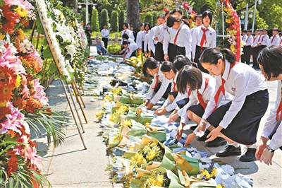 广州市中小学生清明祭英烈活动举行
