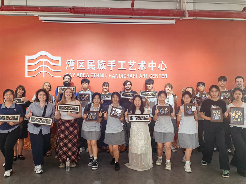 图5 中外师生在湾区民族手工艺术中心合影.jpg