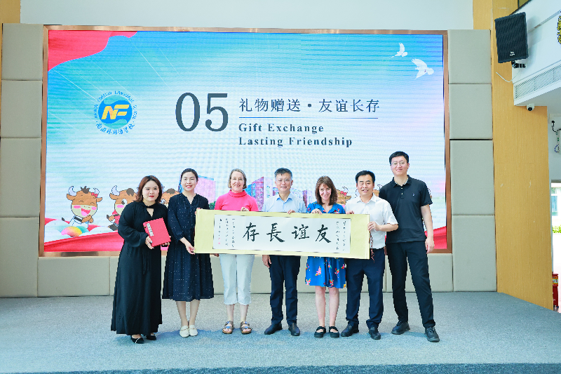 图8 南海外国语学校赠送礼物.jpg