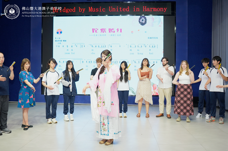 图12 佛山暨大港澳子弟学校学生昆曲体验.jpg