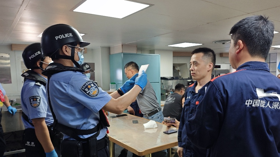 南沙边检助力深海科考 高效保障“探索一号”科考船返航