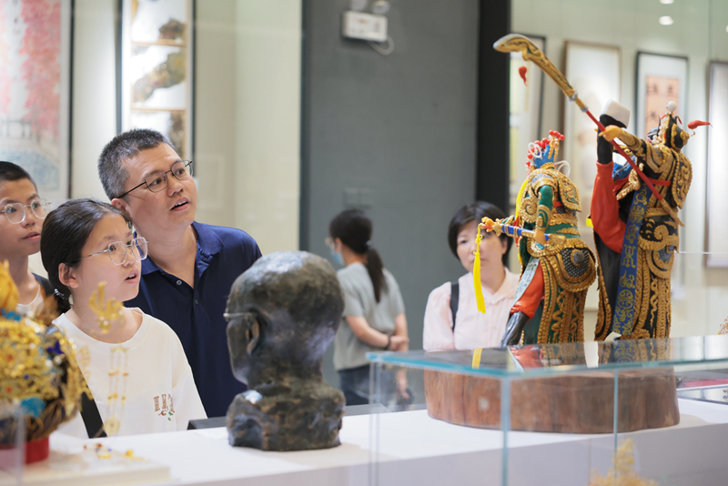 观众观看展品.jpg