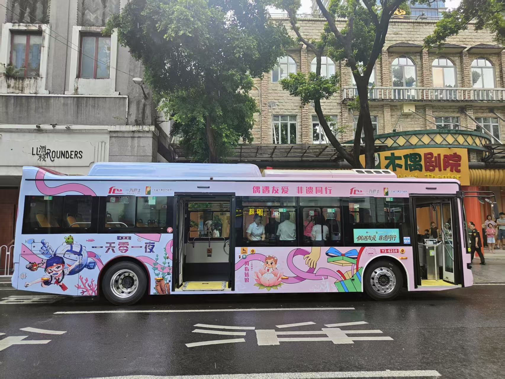 7.19穿梭城市的童话车厢,一汽巴士16路木偶主题公交“友爱”首发4.jpg