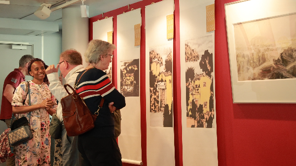 “五色&middot;万象——中国传统色的当代实践国际巡展”在法国巴黎开幕4.jpg