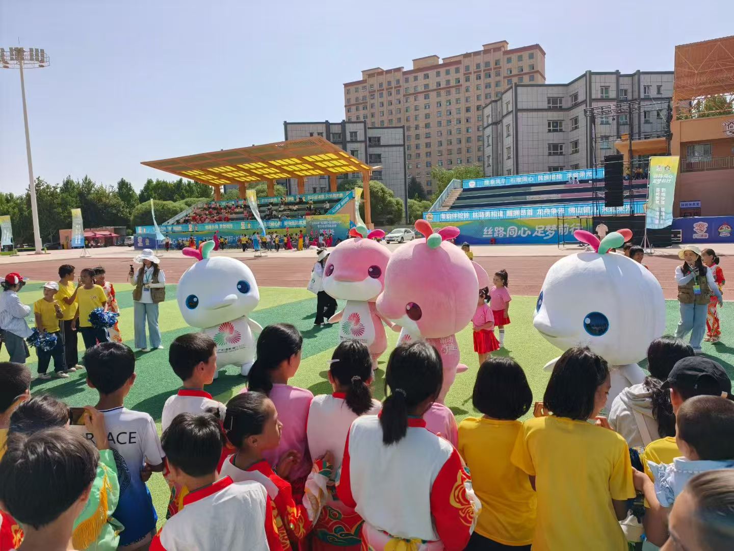 “大湾鸡”首秀丝路，广州市2026年“文化润疆”巡演活动举行.jpg