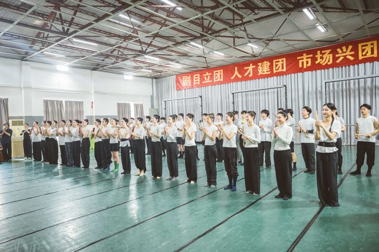 市文化工会走进广歌，慰问备演《英歌》剧组一线演职员.jpg