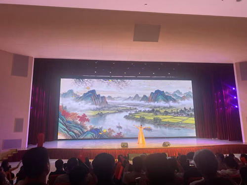以歌为媒聚民心 中秋月圆颂团结