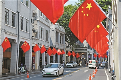 满城烟火满城红