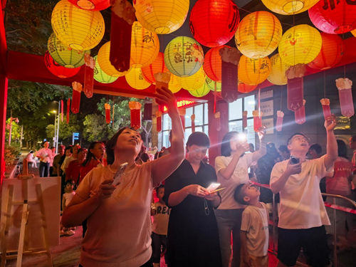 黄埔区萝岗街道开展“民俗传佳节 普法促团结”中秋节民族团结系列主题活动